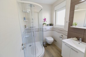 Biệt thự, quang cảnh núi | Phòng tắm | Buồng tắm vòi sen, khăn tắm, dầu gội 