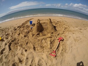 Plage, chaises longues, serviettes de plage