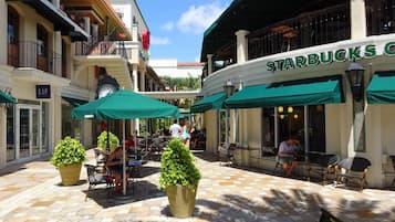 Khu ẩm thực ngoài trời