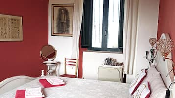 Decoración personalizada, muebles diferentes, escritorio y wifi gratis