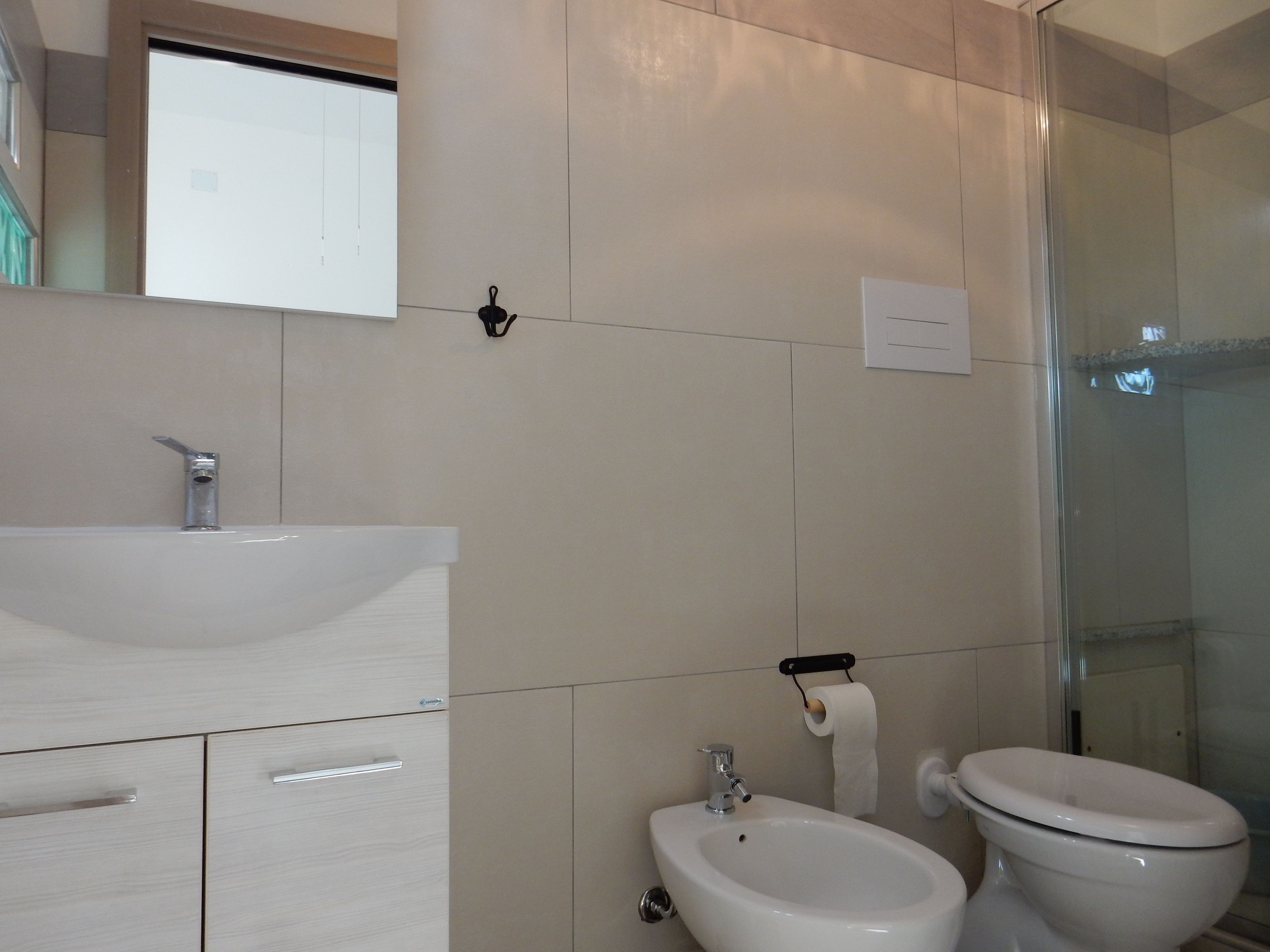 Une salle de bain équipée d’un lavabo, d’un bidet et de toilettes.