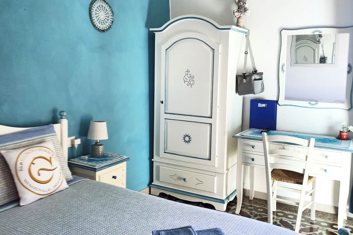 Decoración personalizada, muebles diferentes, escritorio y wifi gratis