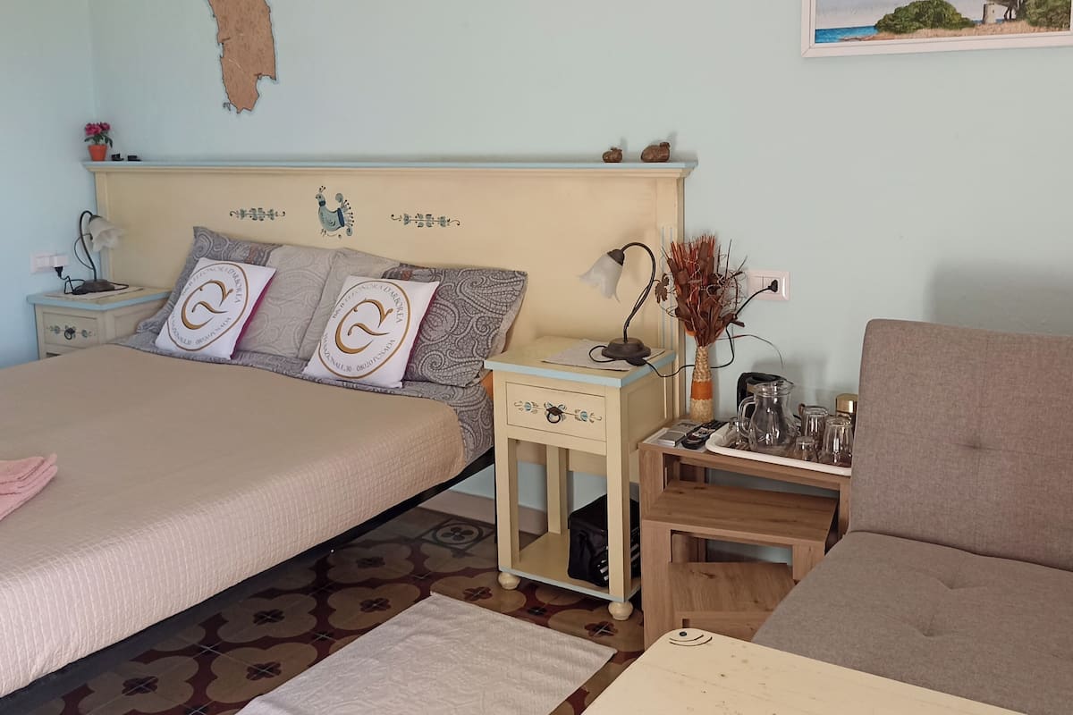 Decoración personalizada, muebles diferentes, escritorio y wifi gratis