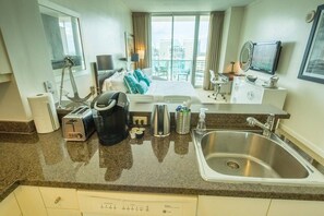 Full-sized fridge, microwave, oven, stovetop - Ocean, Marina & City View Studio + Balcony #2 (Miami)