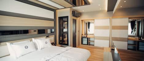 Dobbeltrom – standard | Sengetøy av topp kvalitet, minibar, safe på rommet og skrivebord