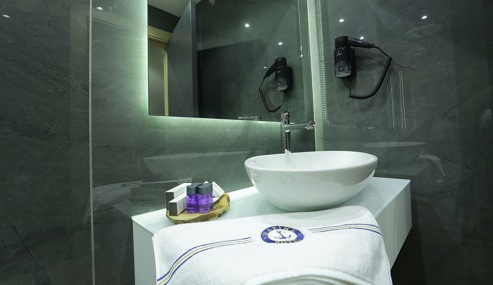 standard double room | bathroom sink