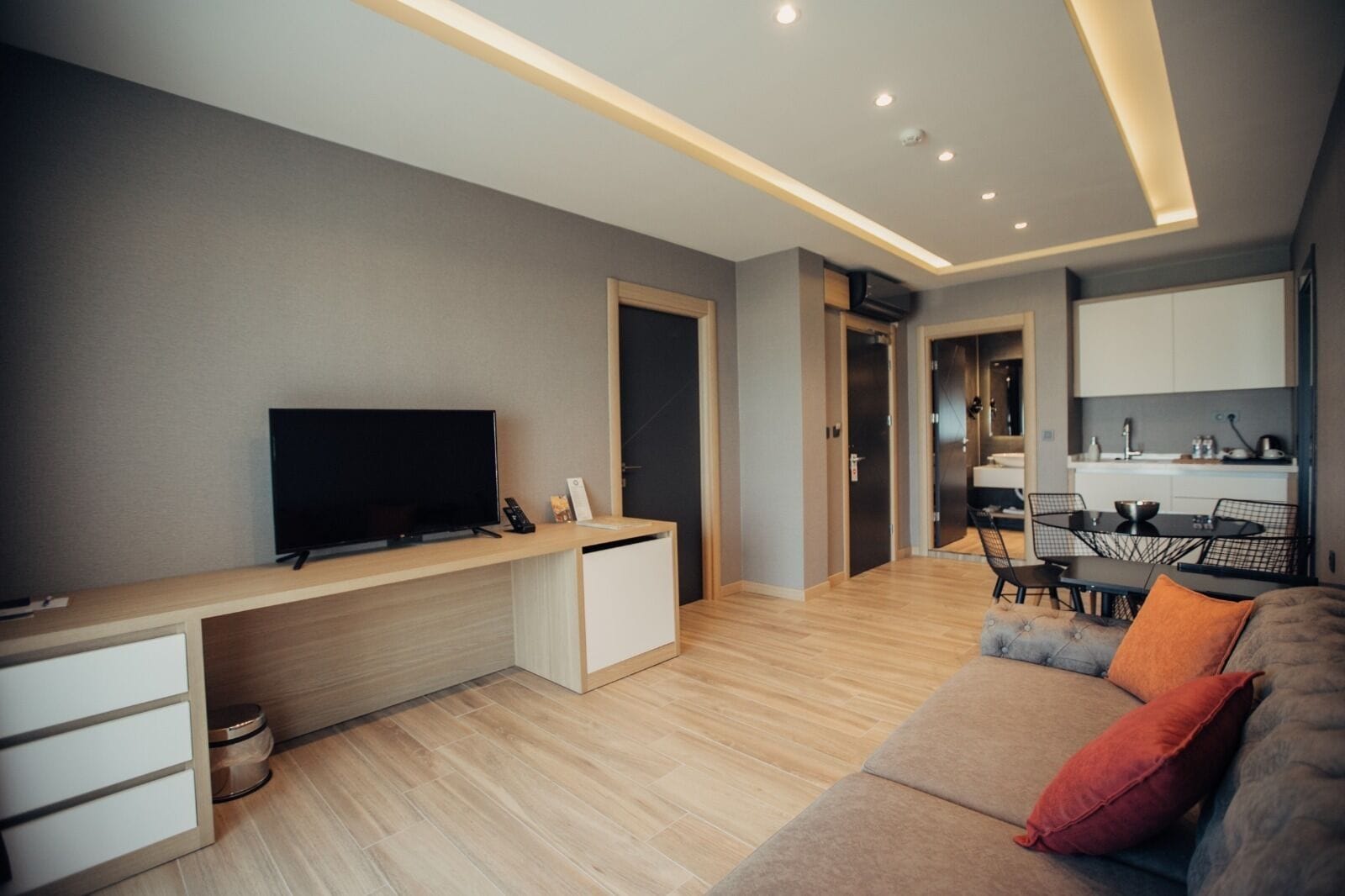 スタンダード ダブルルーム | リビング エリア | 82 インチのLED テレビ (衛星放送視聴可)、テレビ