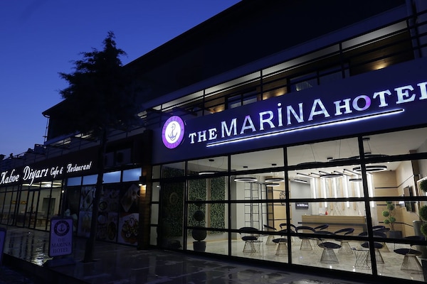 Mặt tiền nơi lưu trú - ban đêm