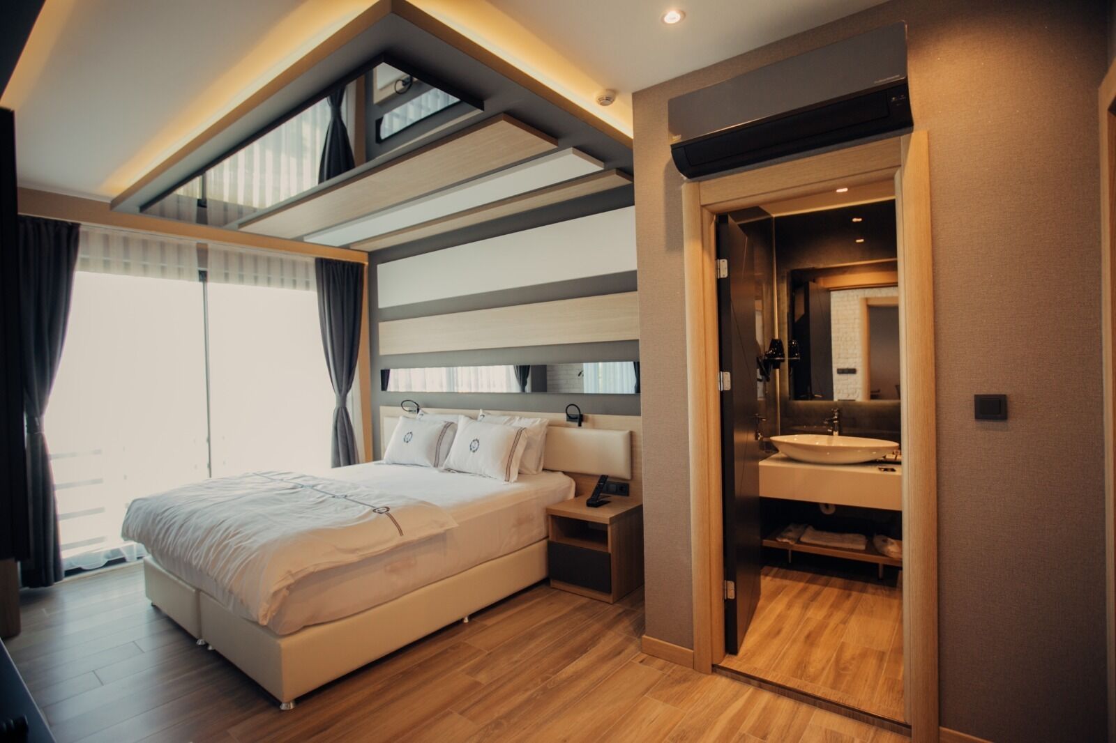 standard double room | premium bedding, minibar, in-room safe, desk