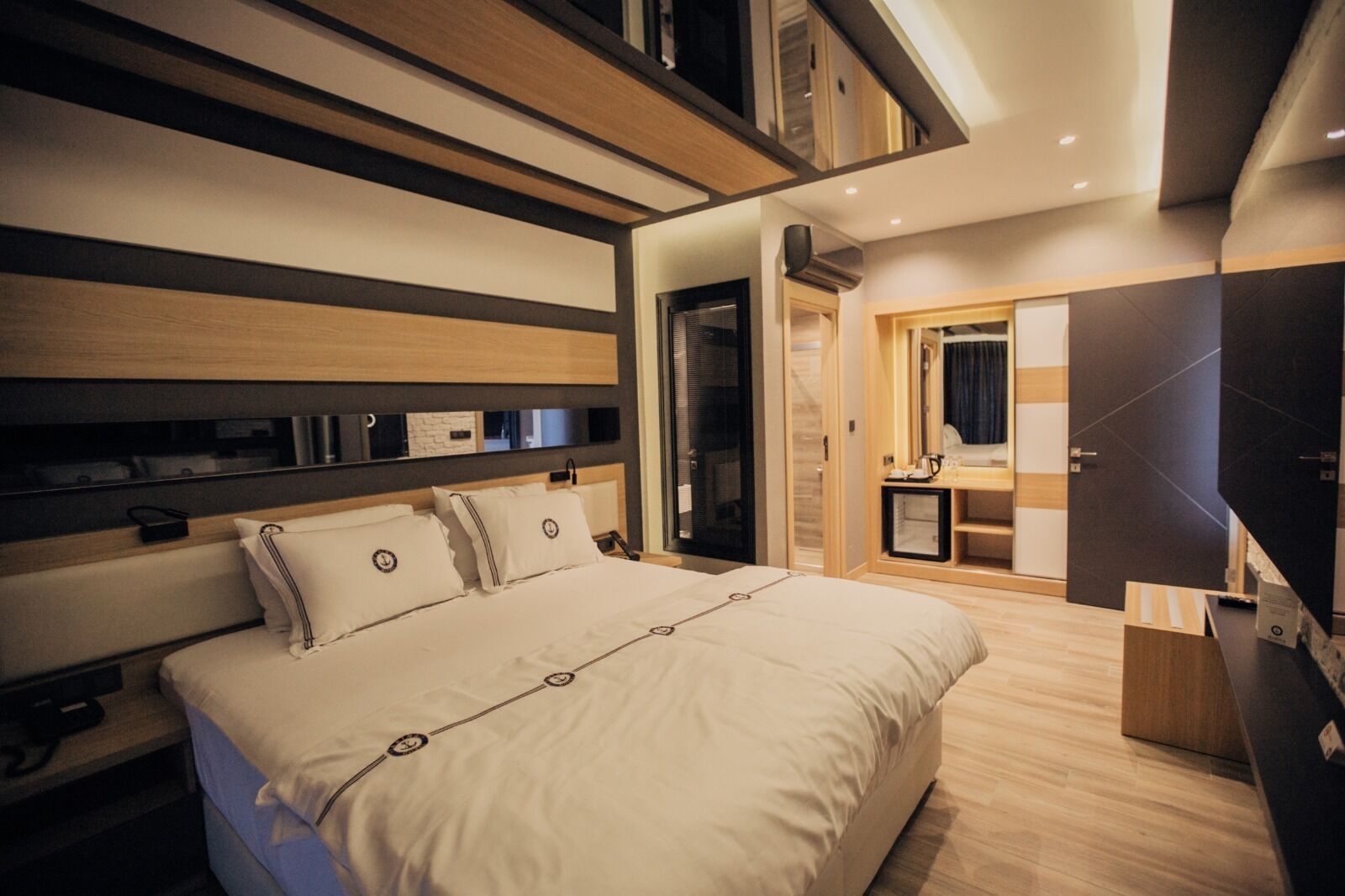 standard double room | premium bedding, minibar, in-room safe, desk