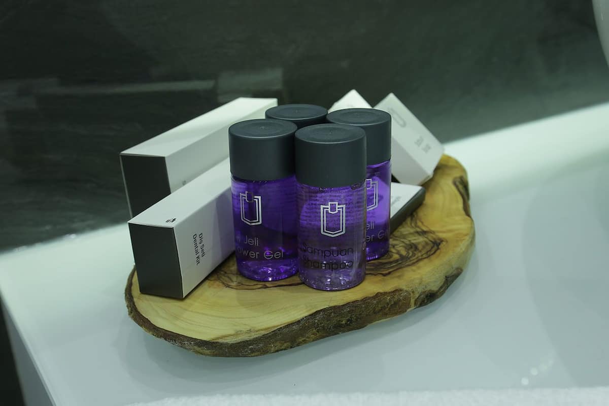 standard double room | bathroom amenities | shower, designer toiletries, hair dryer, slippers