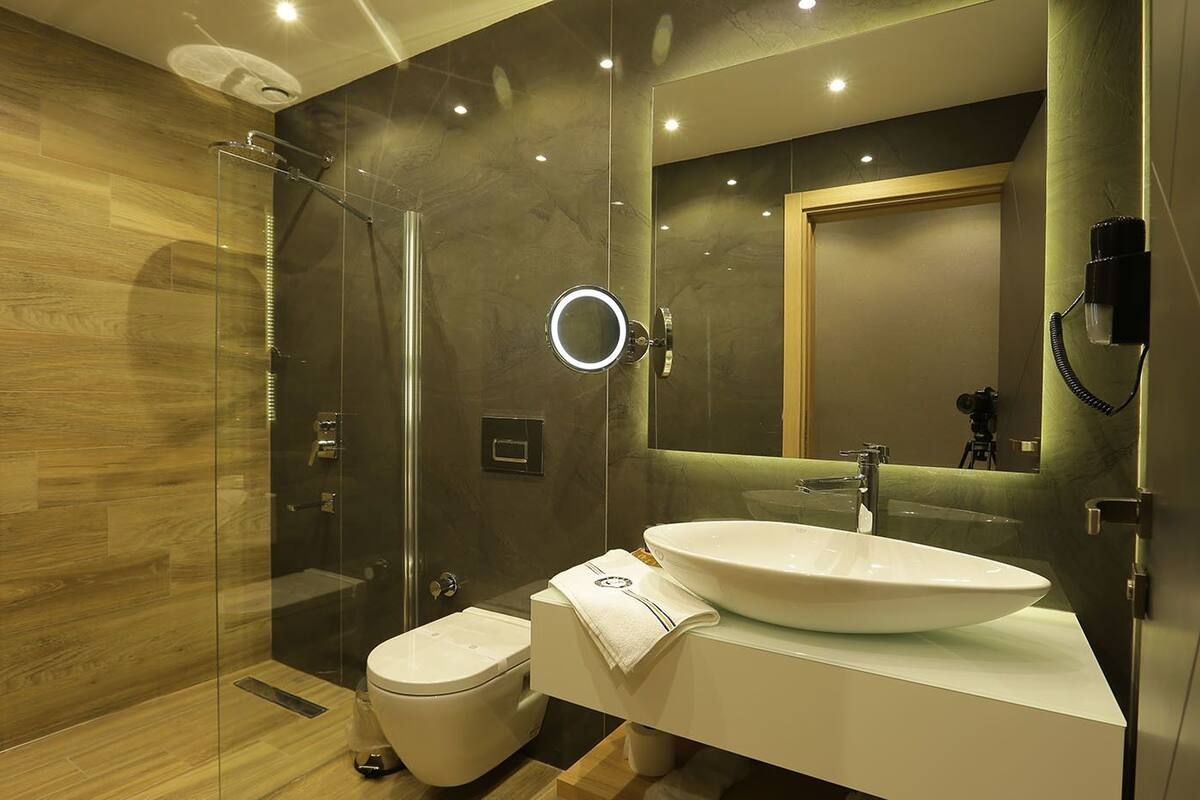 standard double room | bathroom | shower, designer toiletries, hair dryer, slippers