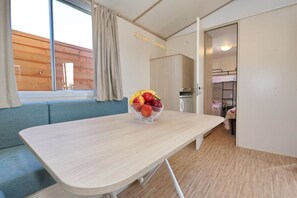 Fridge, stovetop, coffee/tea maker, cookware/dishes/utensils - Mobile Homes Gérard (Sveti Filip i Jakov)