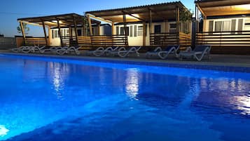 Seasonal outdoor pool, pool umbrellas, sun loungers