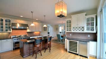 Full-sized fridge, microwave, oven, stovetop