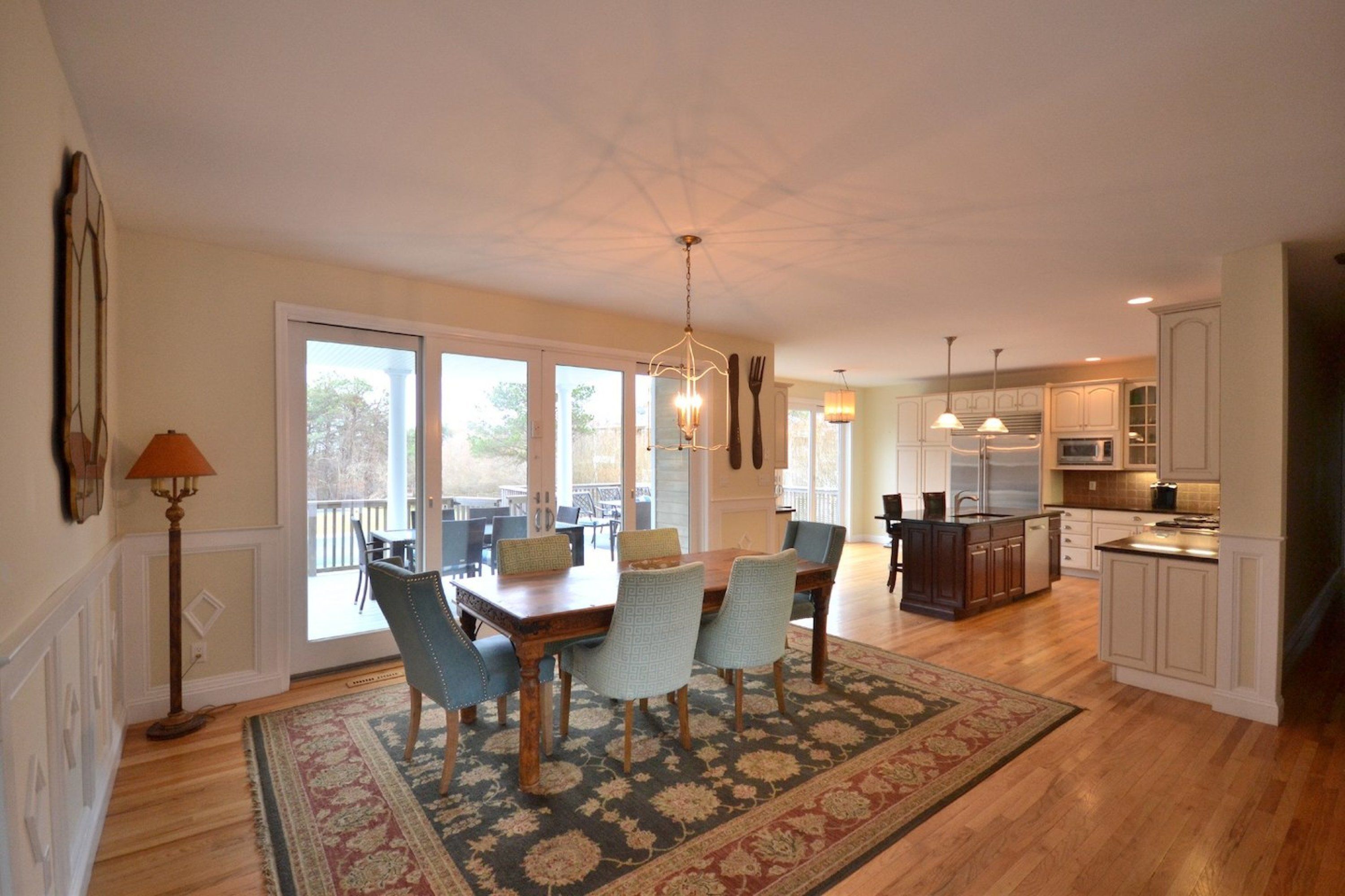 Full-sized fridge, microwave, oven, stovetop