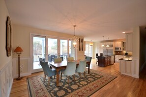 Réfrigérateur grande capacité avec congélateur, four à micro-ondes