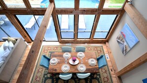 In-room dining - Villa Gavin (Southampton)