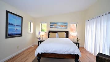 3 bedrooms, desk, laptop workspace, soundproofing