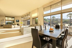 Villa (4 Bedrooms) | In-room dining