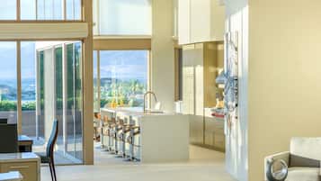 تلفزيون بشاشة مسطحة