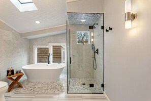 Luxury Villa (5 Bedrooms) | Bathroom | Separate tub and shower, bathrobes, slippers, towels - Villa Red Hut (Water Mill)