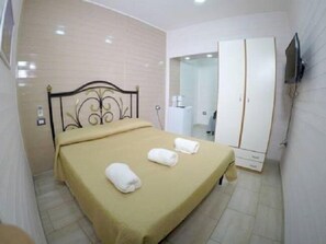 Iron/ironing board, free WiFi, bed sheets