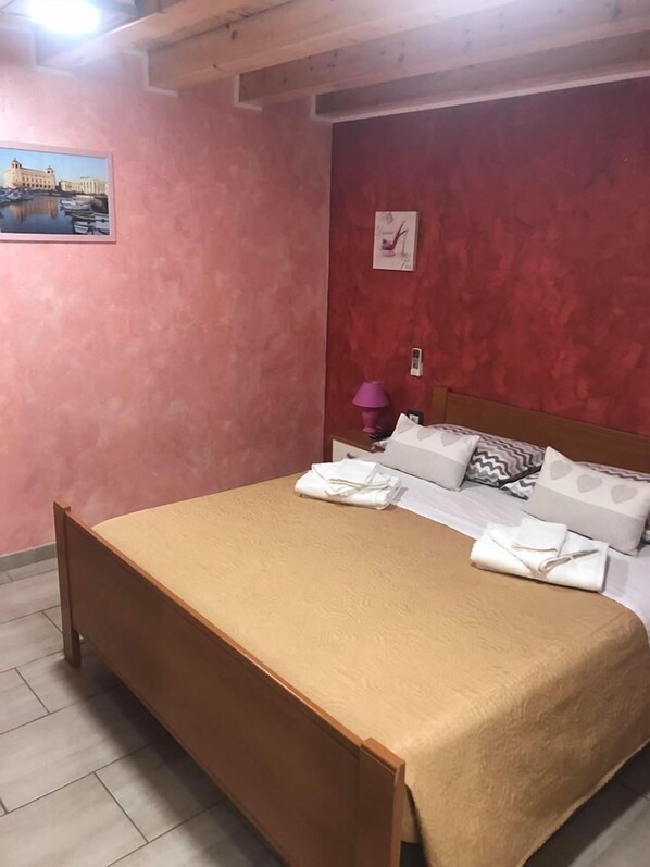 Iron/ironing board, free WiFi, bed sheets