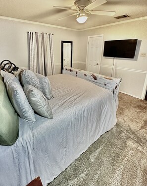 4 bedrooms, desk, iron/ironing board, free WiFi