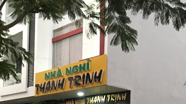 A building with a sign that reads "NHÀ NGHI THANH TRINH". - Thanh Trinh Guest House (Binh Kien)