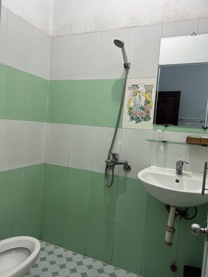 Douche, articles de toilette gratuits, sèche-cheveux, chaussons