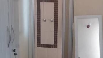 Double Room | Bathroom | Combined shower/bathtub, free toiletries, towels