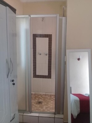 Double Room | Bilik Mandi | Gabungan pancuran/tab mandi, kelengkapan dandanan diri percuma 