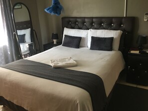 Desk, free WiFi, bed sheets - Kutse Guesthouse (Letlhakeng)