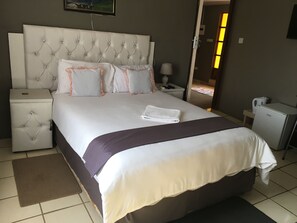 Desk, free WiFi, bed sheets - Kutse Guesthouse (Letlhakeng)