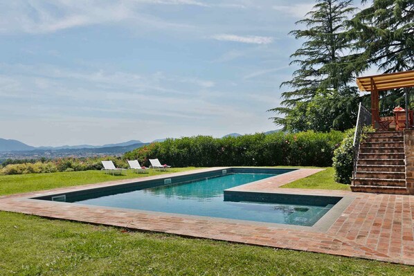 Außenpool, Sonnenschirme, Liegestühle