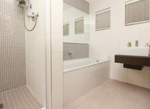 Attico, 3 camere da letto, vista mare | Bagno | Vasca e doccia separate, vasca da bagno a immersione totale