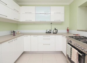 Penthouse, 3 Bedrooms, Sea View | Private kitchen | Full-size fridge, microwave, oven, stovetop - Beachview Penthouse (Gqeberha (Port Elizabeth))