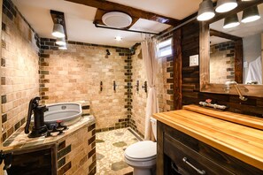 Bathtub, hair dryer, towels, soap - Historic Verde Dairy Near Old Town Cottonwood w/ River Access (Cottonwood)