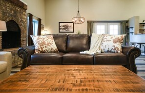 TV a schermo piatto, caminetto, Netflix, lettore DVD