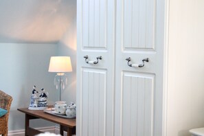 Decoración personalizada, muebles diferentes y cortinas blackout 