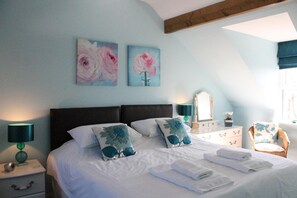 Decoración personalizada, muebles diferentes y cortinas blackout 