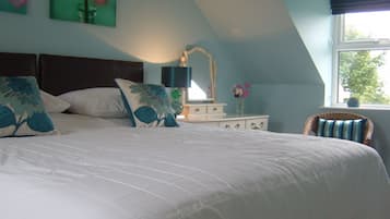 Decoración personalizada, muebles diferentes y cortinas blackout