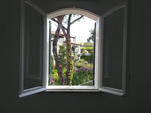 Chambre Triple Supérieure, plusieurs lits, vue parc | Vue de la chambre