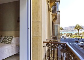 Minibar, escritorio, cortinas blackout y sistema de insonorización