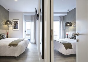 Minibar, desk, blackout curtains, soundproofing - Pension Peñaflorida (San Sebastián)