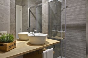 Double or Twin Room | Bathroom | Combined shower/tub, free toiletries, hair dryer, towels - Pension Peñaflorida (San Sebastián)