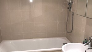 Luxury Apartment | Bathroom | Free toiletries, towels - The London Apartment (Croydon)