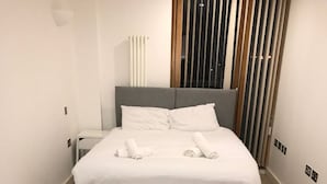 Luxury Apartment | Iron/ironing board, bed sheets - The London Apartment (Croydon)