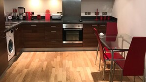 Luxury Apartment | Private kitchen | Fridge, microwave, oven, stovetop - The London Apartment (Croydon)